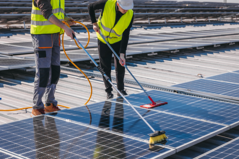 Solaranlagen jetzt günstig reinigen lassen bei Ullrich Services und top Konditionen sichern