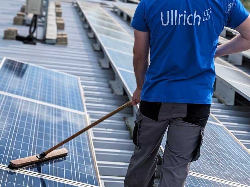 Professionelle Solarreinigung für effiziente PV-Anlagen von Ullrich Services Professionelle Solarreinigung für effiziente PV-Anlagen von Ullrich Services